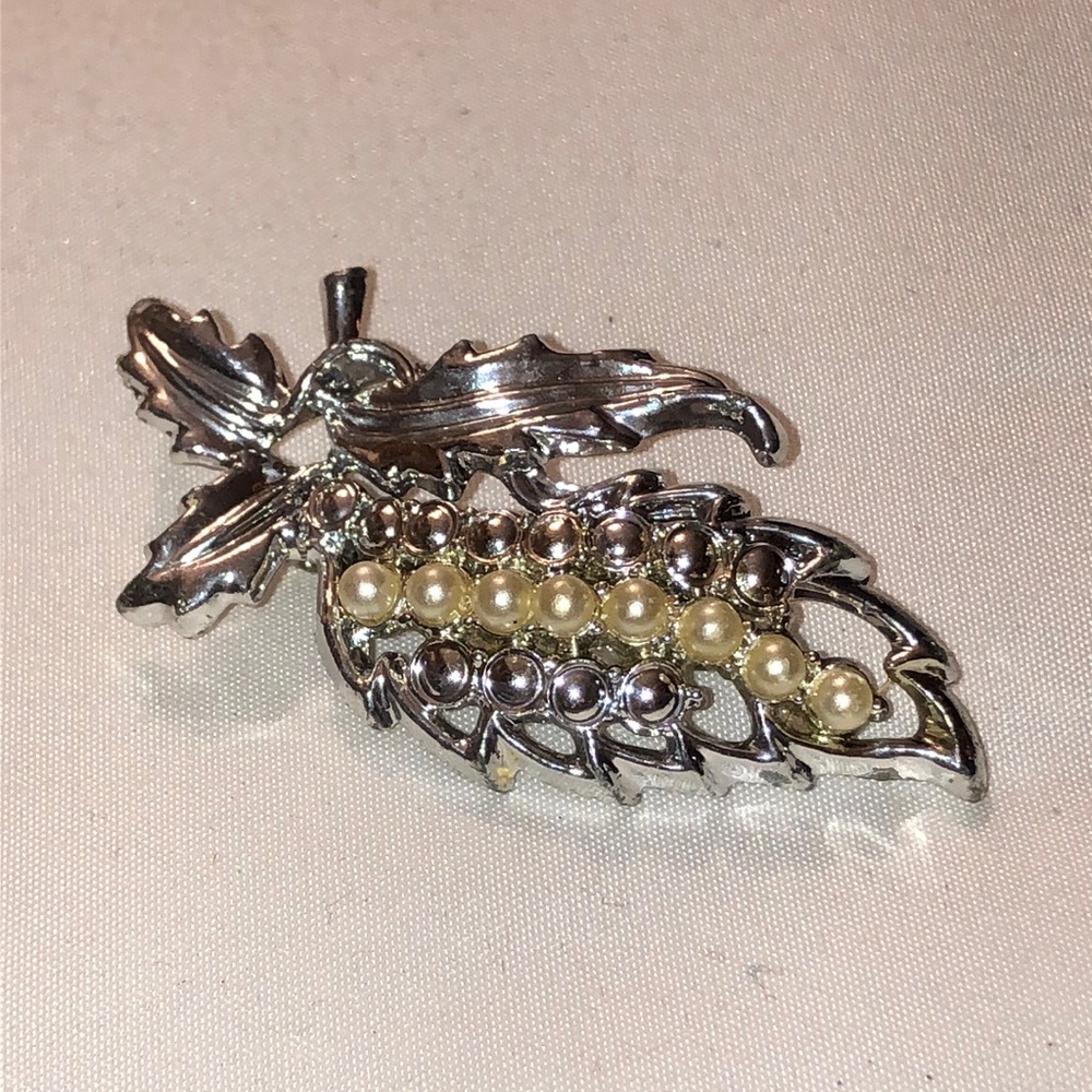 Vintage leaf-shaped brooch Sterling Silver and Pearl finish